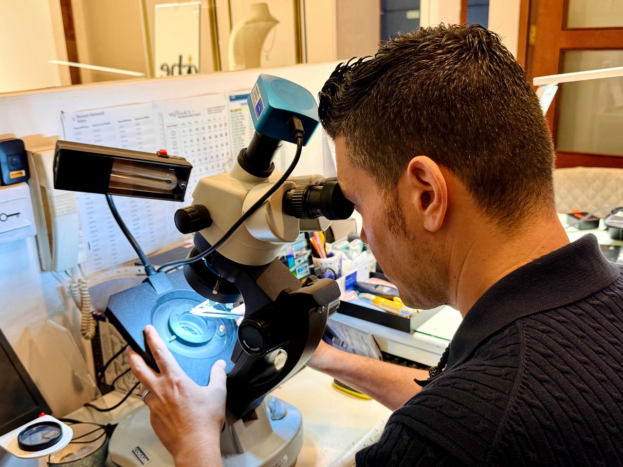Kiểm định kim cương dưới kính hiển vi gemmology tại văn phòng SYJ Singapore