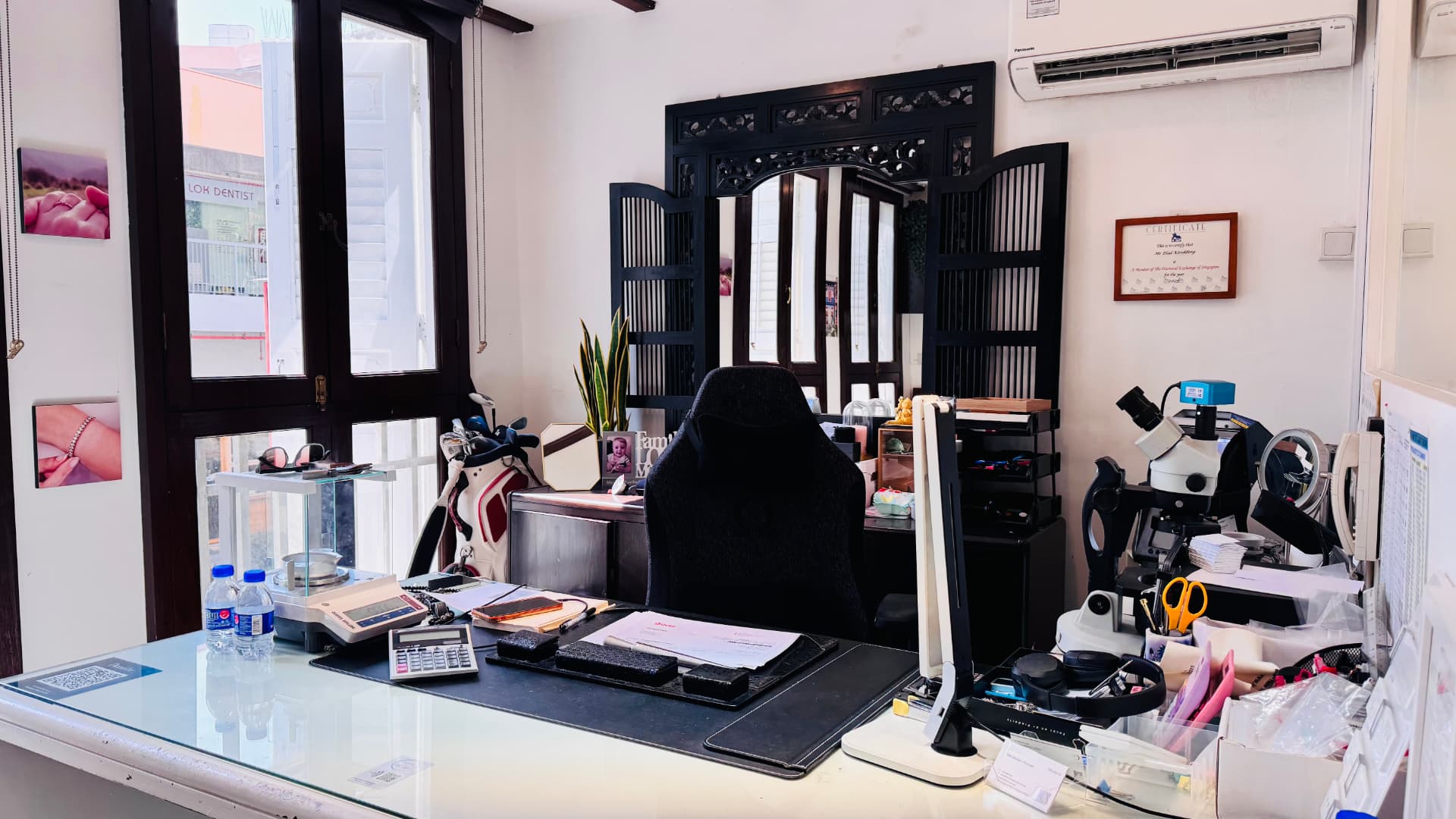 Bàn kiểm định kim cương với kính lúp và thiết bị gemmology